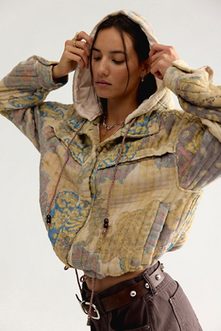 Женская куртка We The Free Flora Quilted Bomber, цвет: Бежевый комбинированный — фото 2