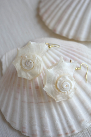 Pearl Conch Shell Dangle Earrings Selected By Moons + Junes Vintage
