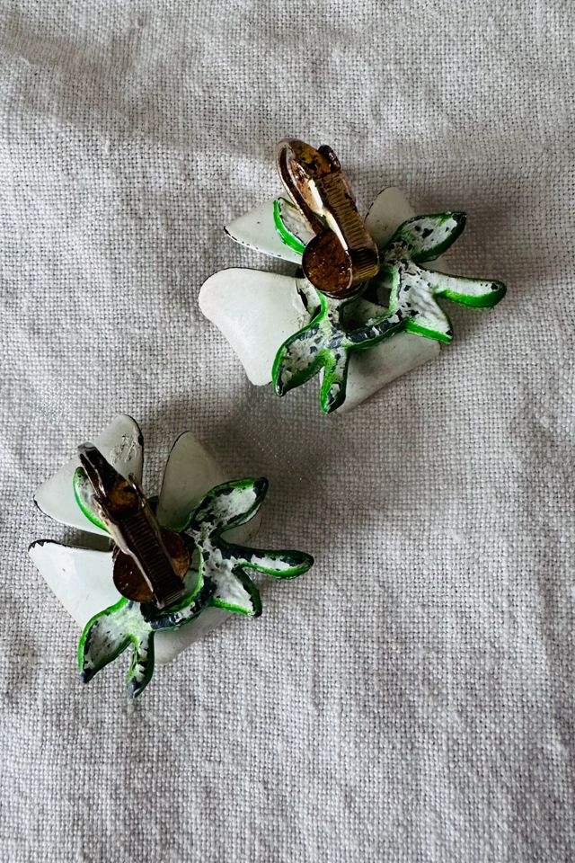 Vintage White Dogwood Enamel Flower Clip-On Earrings Selected by KA.TL.AK #2