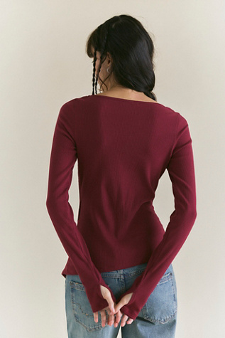 Женский топ Free People Over You Asymmetric Long Sleeve Top, цвет: Каберне — фото 2