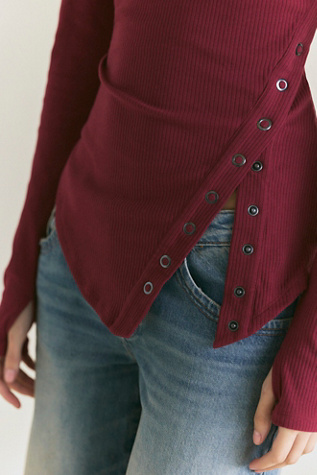 Женский топ Free People Over You Asymmetric Long Sleeve Top, цвет: Каберне — фото 3