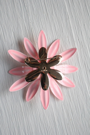Женские броши Moons + Junes Vintage Pastel Pink Flower Statement Pin Selected, цвет: Розовый — фото 3