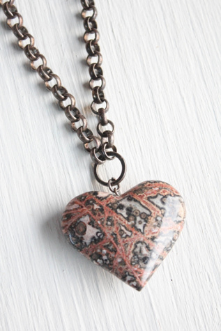 Женские цепочки Moons + Junes Vintage Leopard Skin Jasper Heart Bronze Link Chain Selected, цвет: Разноцветный — фото 4