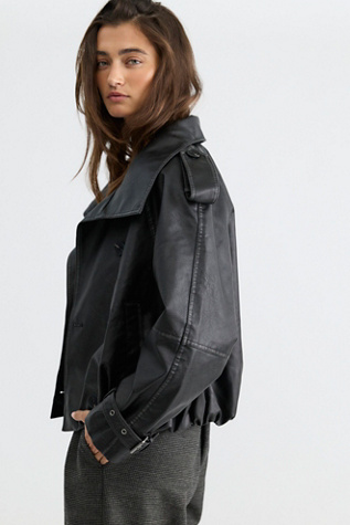 Женская куртка We The Free Stratus Vegan Leather Funnel-Neck, цвет: Чёрный — фото 4