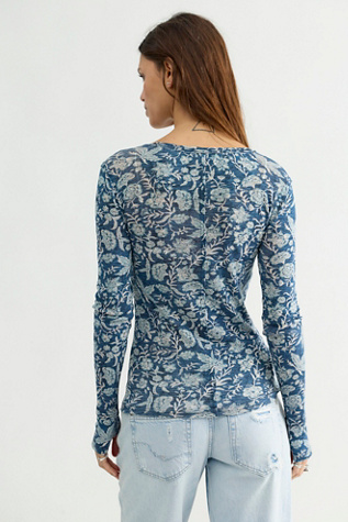 Женский топ We The Free Floral Haze Henley, цвет: Синий комбинированный — фото 2