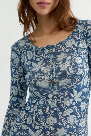 Женский топ We The Free Floral Haze Henley, цвет: Синий комбинированный — фото 3