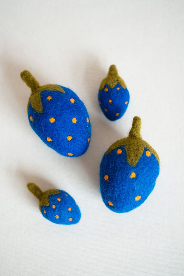 MODERNBEAST Strawberry Wool Cat Toy Set #1
