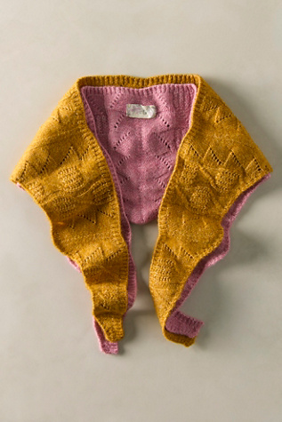 Женский шарф Free People Cozy Cable Triangle, цвет: Candy