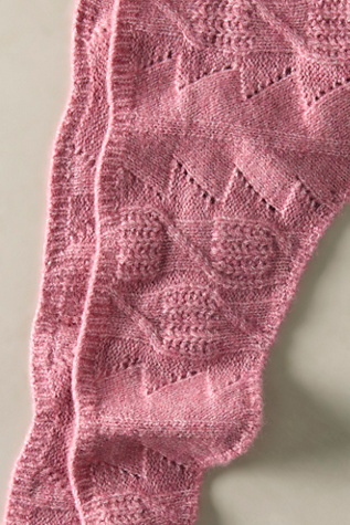 Женский шарф Free People Cozy Cable Triangle, цвет: Candy — фото 3