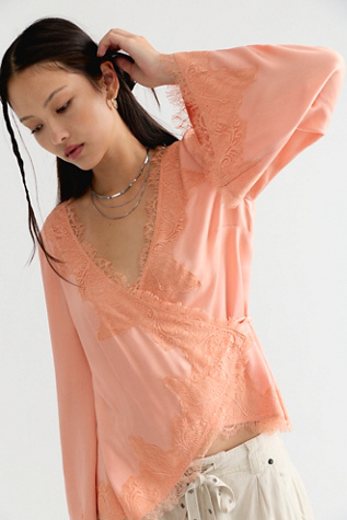 Женский топ Nigel Preston Wrap Around Me Top, цвет: Абрикосовый — фото 1