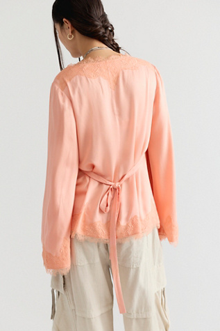 Женский топ Nigel Preston Wrap Around Me Top, цвет: Абрикосовый — фото 2