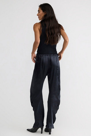 Женские брюки Free People Crowd Pleaser Twisted Satin Pull-On, цвет: Чёрный — фото 2