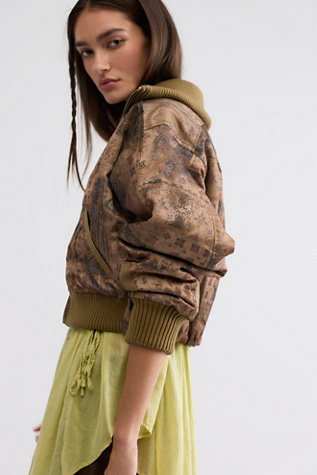 Женская куртка Free People Lea Dolman Printed Bomber, цвет: Коричневый комбинированный
