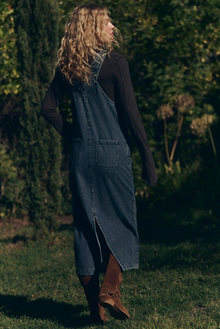 Женское платье Free People Hanson Solid Apron Midi, цвет: Насыщенный синий — фото 2