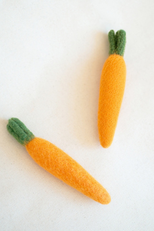 MODERNBEAST Heirloom Carrot Wool Dog & Cat Toy