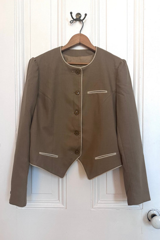 Vintage ‘80’s Allen Bernard Beige Pointed Hem Cropped Blazer Selected by KA.TL.AK