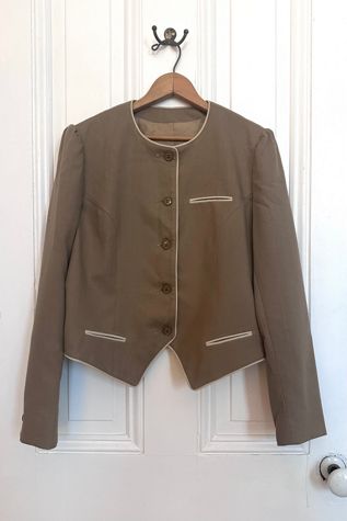 Vintage ‘80’s Allen Bernard Beige Pointed Hem Cropped Blazer Selected by KA.TL.AK