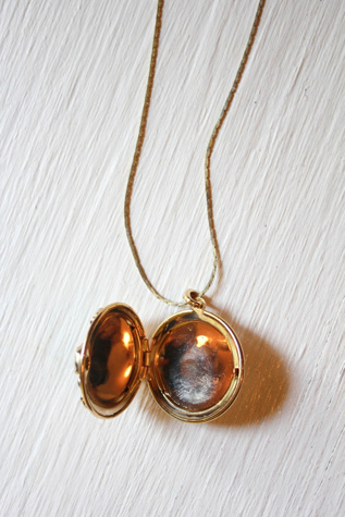 Женские колье Moons + Junes Vintage Ornate Rhinestone Gold Locket Selected, цвет: Золотой — фото 2