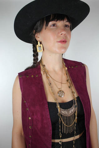 Женские колье Moons + Junes Vintage Ornate Rhinestone Gold Locket Selected, цвет: Золотой — фото 3