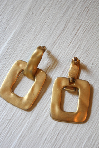 Женские серьги Moons + Junes Vintage Gold Hammered Square Dangle Selected, цвет: Золотой — фото 4