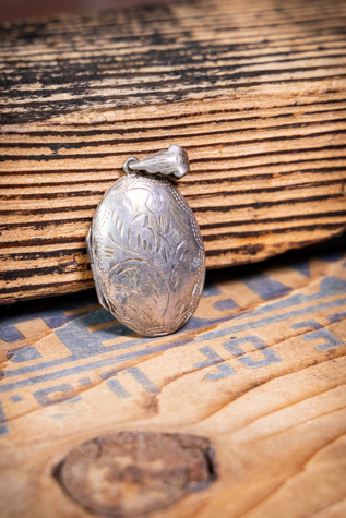Женские украшения Black Shag Vintage Etched Oval Sterling Silver Locket Selected, цвет: Серебряный — фото 2