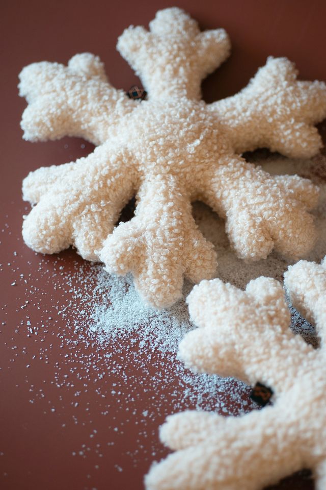 MODERNBEAST The Snowflake Dog Toy #2