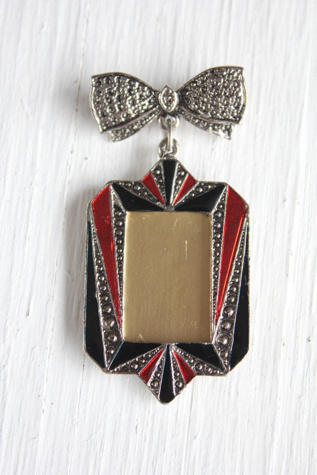 Vintage Bow Hanging Picture Frame Brooch Pin Selected By Moons + Junes Vintage