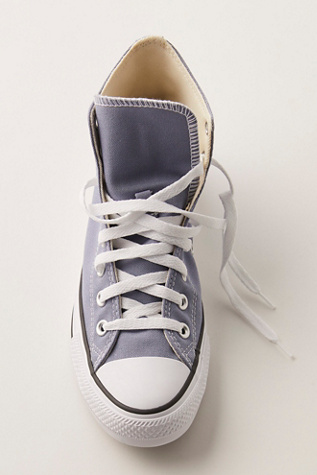 Chuck Taylor All Star Hi Top Converse Sneakers en Stingray Grey, pour femme taille: US 5 M chez Free People