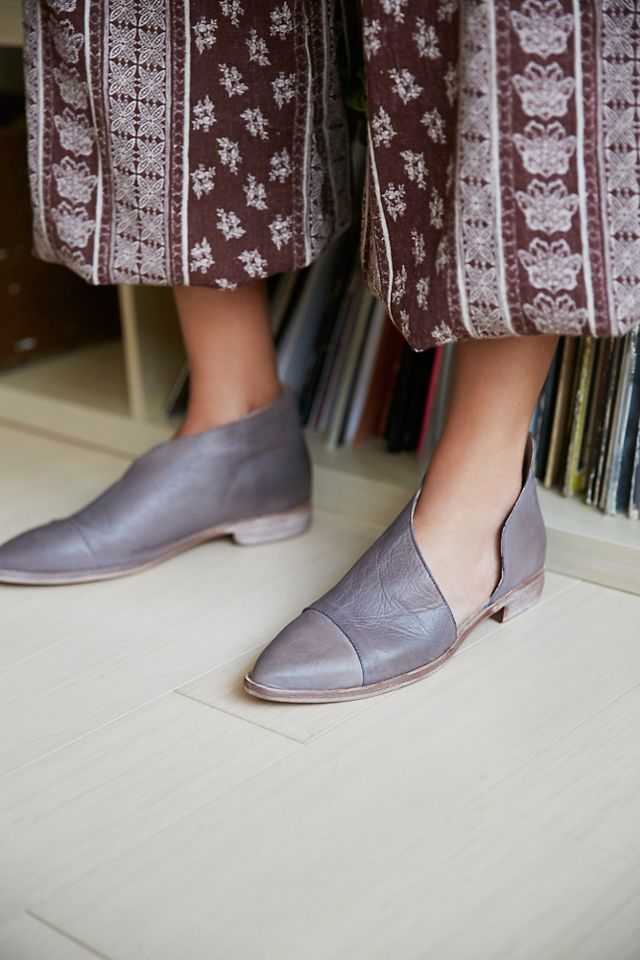 Royale pointy store toe flat