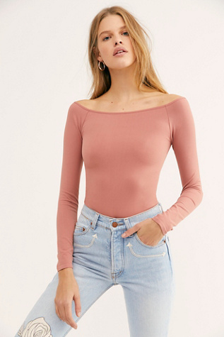 Shoulder outlet free top