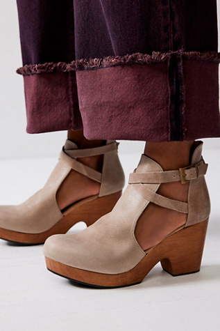 Free people store black clogs