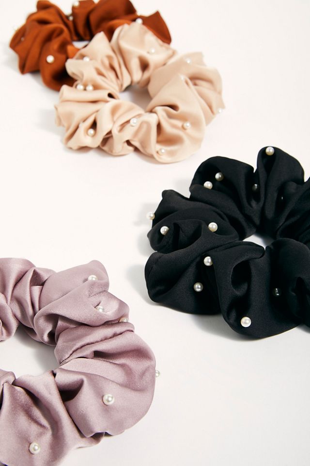Oversize Pearl Scrunchie