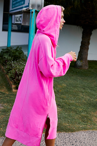 Sweat à capuche uni Spur Of The Moment par FP Movement en Rose Vif, pour femme taille: XS chez Free People