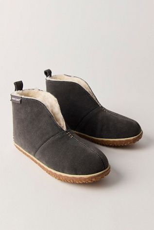 Pantoufles Minnetonka Tucson en Anthracite, pour femme taille: US 6 chez Free People