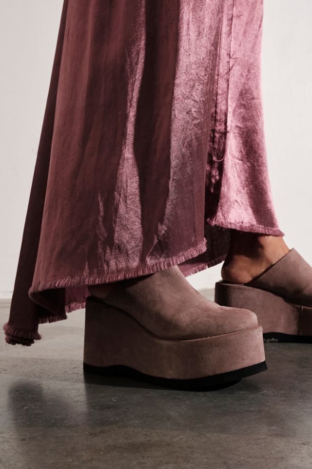 Platform mules closed store toe