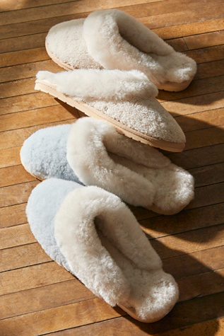 Free people 2025 fuzzy slippers