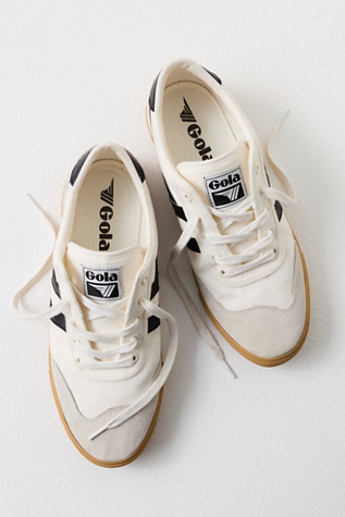 Baskets Gola Badminton Court en Blanc Cassé/Noir, pour femme taille: US 6.5 chez Free People