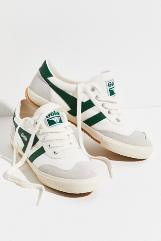 Baskets Gola Badminton Court en Blanc Cassé/Vert, pour femme taille: US 8.5 chez Free People