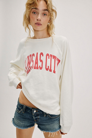 Sweat-shirt Ras-du-cou Classique par Original Retro Brand en Blanc Antique Kansas City, pour femme chez Free People
