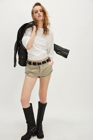 OneTeapsoon Bandits Low-Waist Denim Shorts par OneTeaspoon en Kaki Délavé, pour femme taille: 27 chez Free People