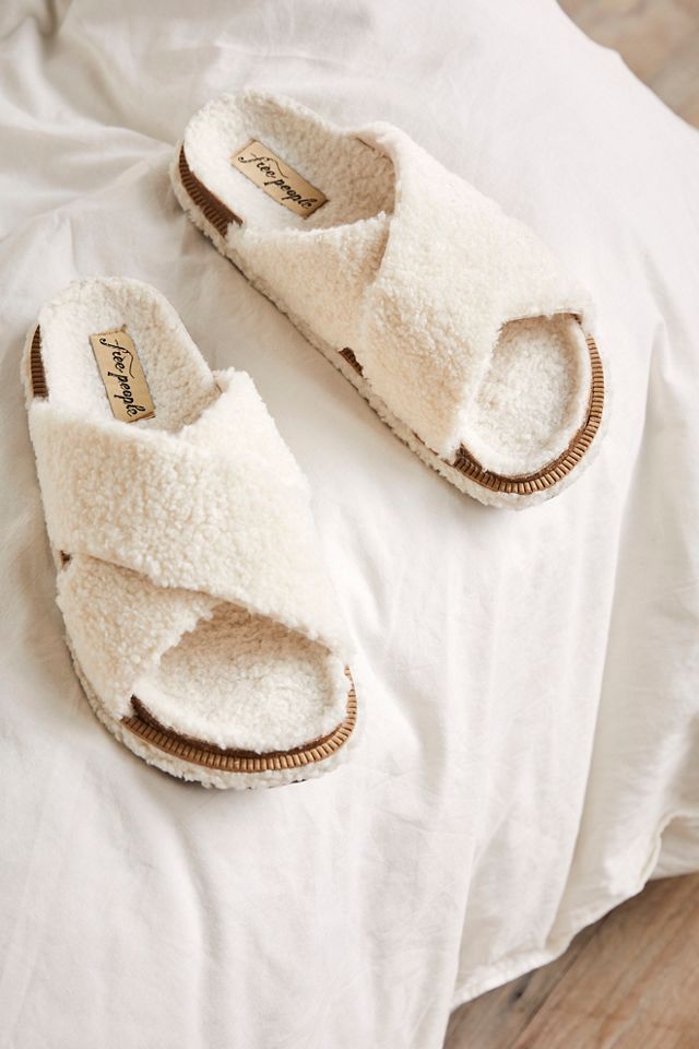 Free people 2025 fuzzy slippers