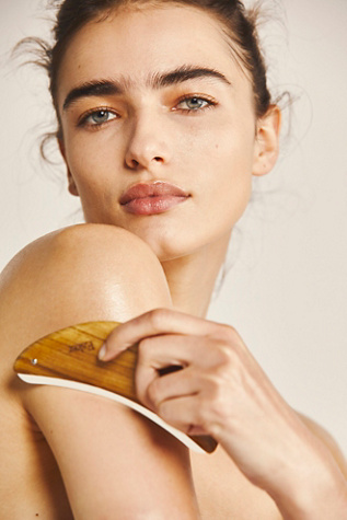 Esker Beauty Body Plane Tool at Free People