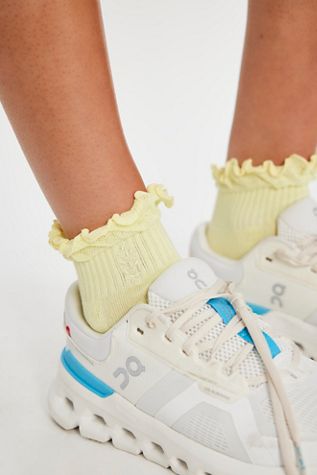 Movement Classic Ruffle Socks