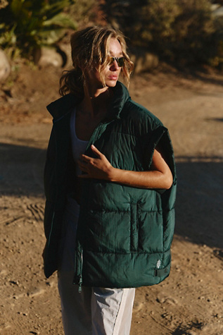 Dans un Gilet inhalateur Bubble par FP Movement en Toujours Vert, pour femme chez Free People