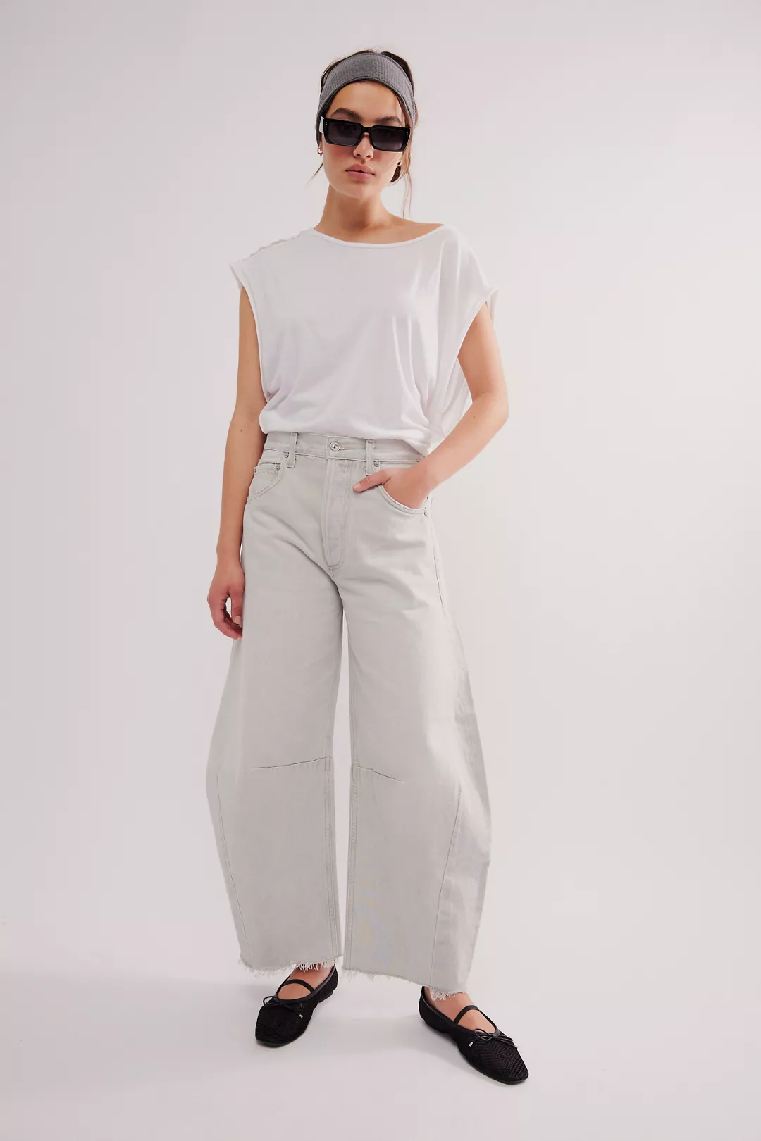 Make statement in this style from Citizens of Humanity, featured in an ultra-wide curved leg silhouette with pleated detailing throughout and raw-edge hem for a perfectly worn look.