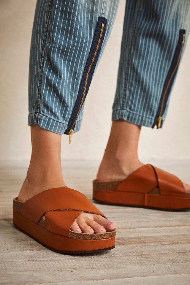 sidelines flatform sandals
