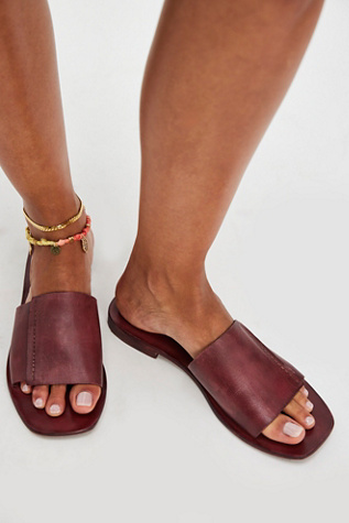 Verona Slide Sandals par FP Collection en Cola Cerise, pour femme taille: EU 37.5 chez Free People