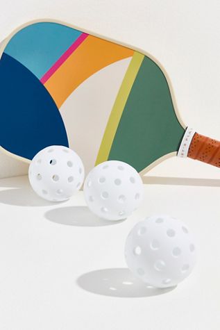 Jeu de trois pickleballs récréatifs