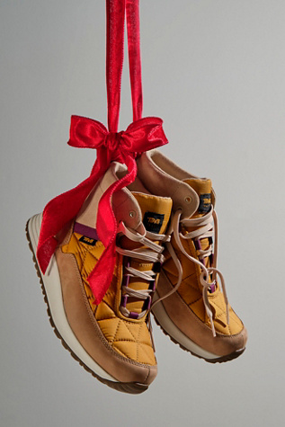 teva ember commute mid boots