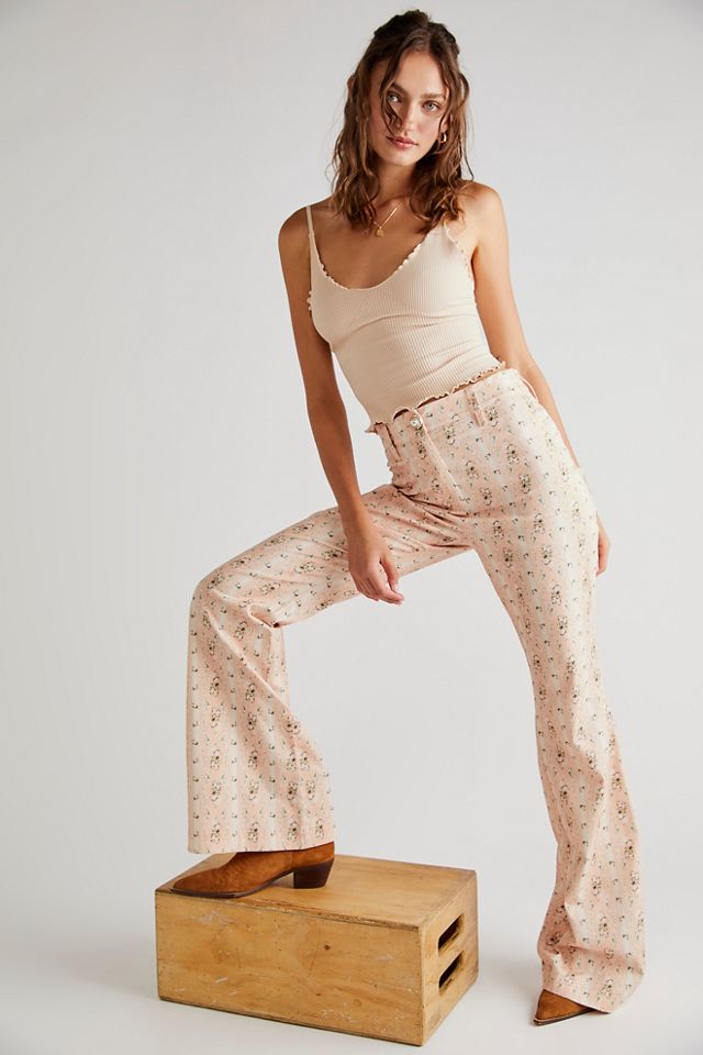 BEWARE: major flare ahead! 🚨🕺 Step into 70's style with our mega flare  pants ✌️ Groovy gear meets modern activewear with a flat